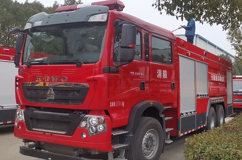 20噸干粉泡沫聯(lián)用消防車、19噸水罐消防車交付客戶